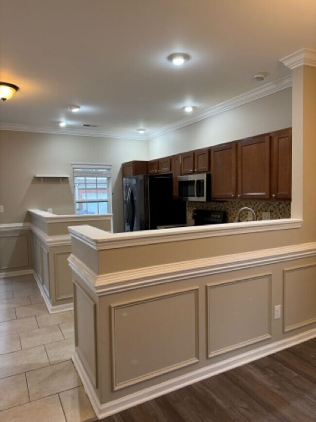 Building Photo - 3 Bedroom Townhouse with a Loft Area and a...