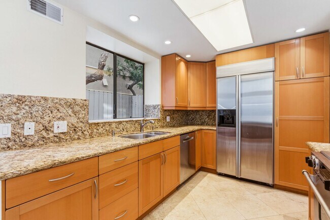 Building Photo - Paradise Condos