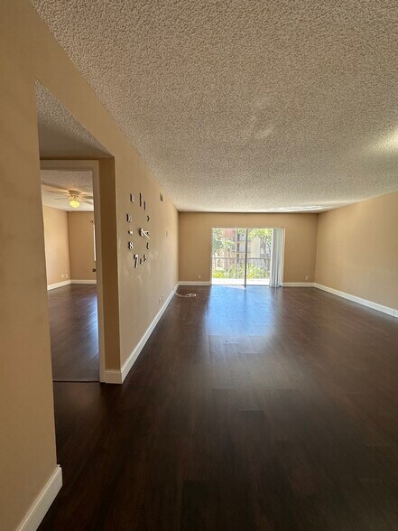 Building Photo - 5961 N Falls Circle Dr