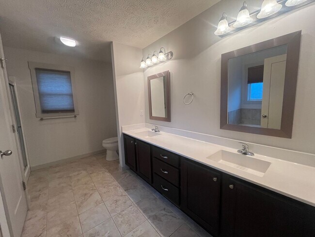 Building Photo - WOW! Look at this property ! You cant beat this price!