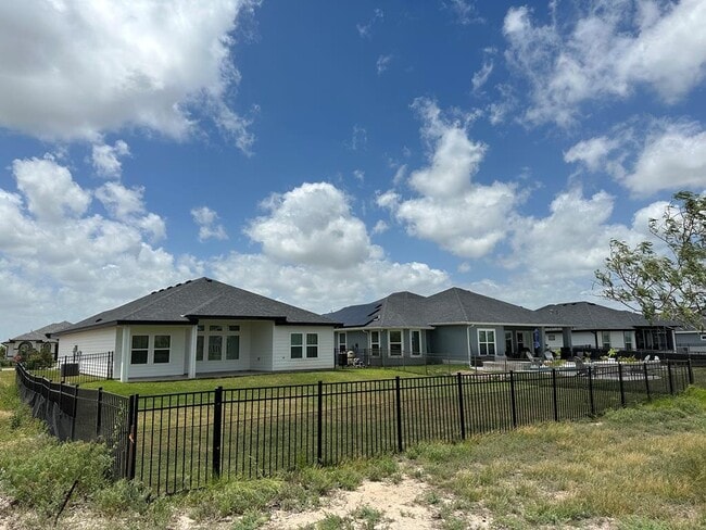 Building Photo - 113 Torrey Pines Dr