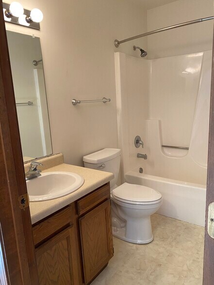 Building Photo - 1933 Hoyt Ave