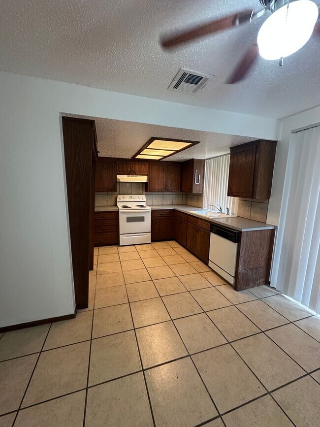 Building Photo - 4808 S Dimple Dr