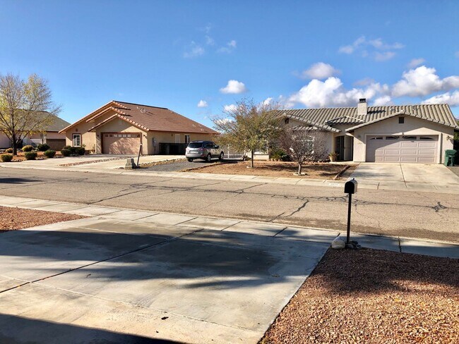 Building Photo - Great Home 3 Bedroom Home in Beautiful Nei...