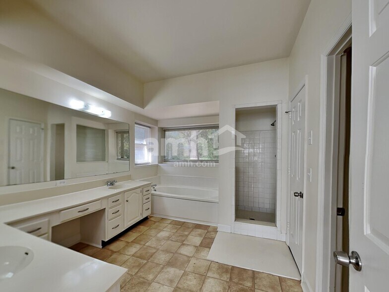 Building Photo - 7012 Poplar Creek Trce