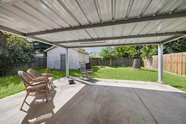 Building Photo - 5618 Sweetbriar St