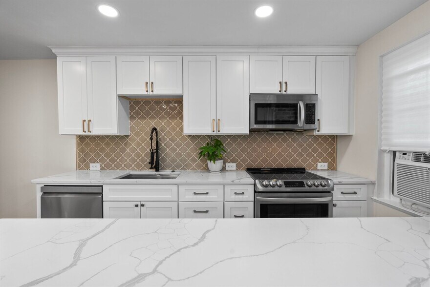 Building Photo - 720 Shaw Ave