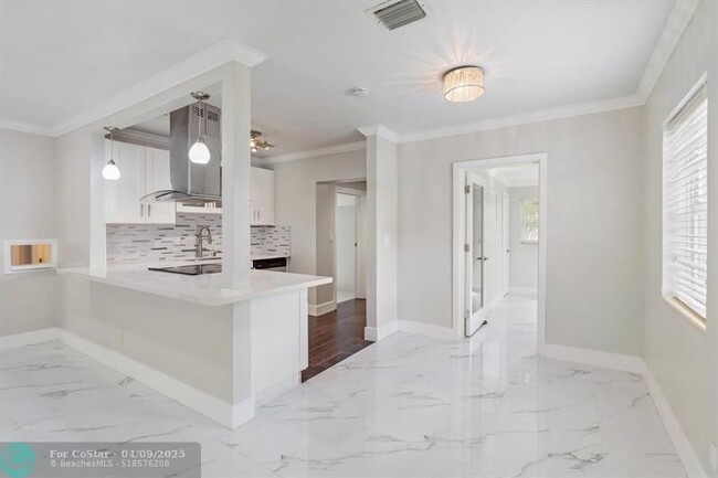 Building Photo - 510 SW 11th Ct