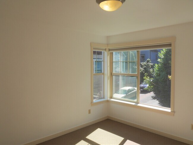 Building Photo - 4 Bedroom Townhouse Blocks from Seattle Un...