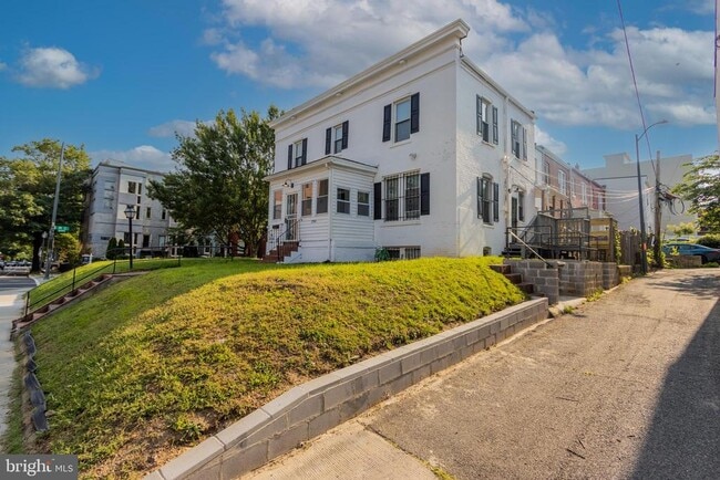 Building Photo - 1700 3rd St NE