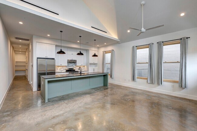 Building Photo - 1717 Airline Dr