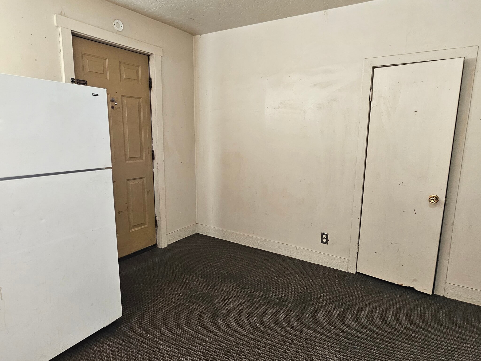 Building Photo - 393 S Eastern Ave