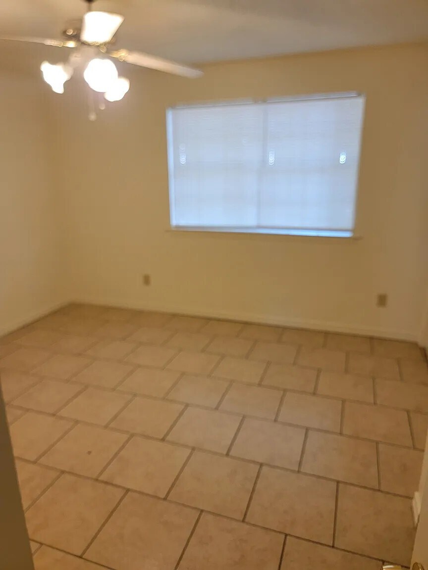 Building Photo - 415 Zinnia Ave