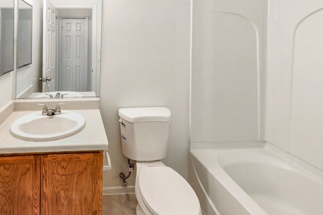 Building Photo - 4 Bed and 4 Bath Townhome In Gated North Las Vegas Community