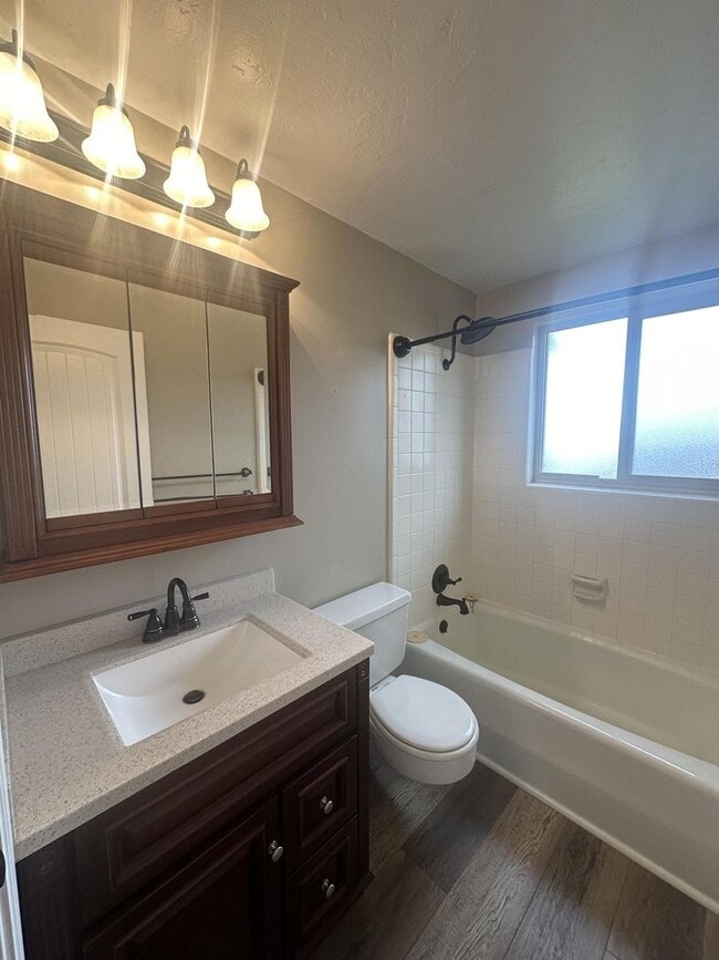 Building Photo - Cute country home available!