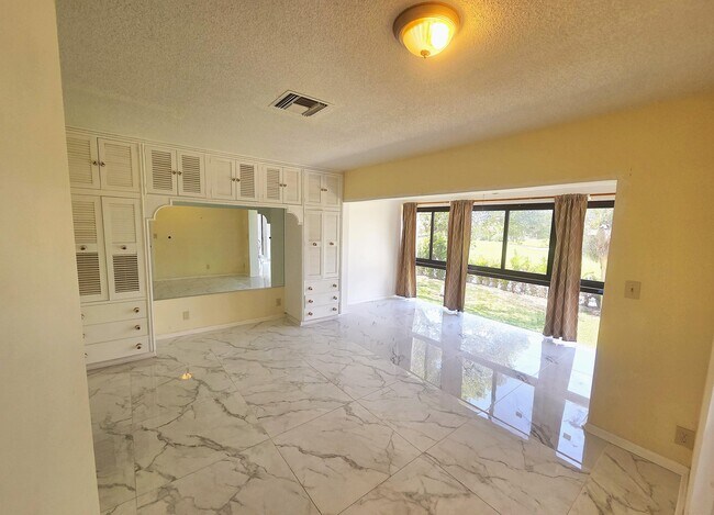 Building Photo - 1731 Presidential Way