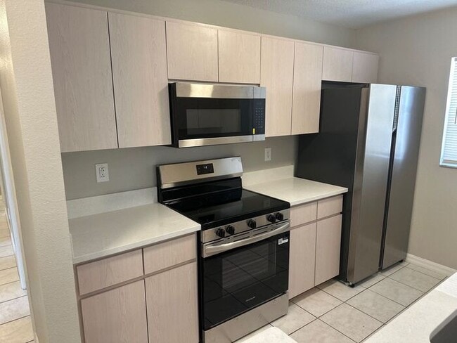 Building Photo - **Bright 3BR/2BA Home with Covered Porch i...