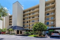 Building Photo - 2700 Cove Cay Dr