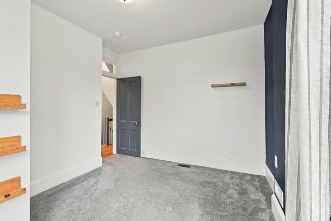 Building Photo - 129 E Clay St