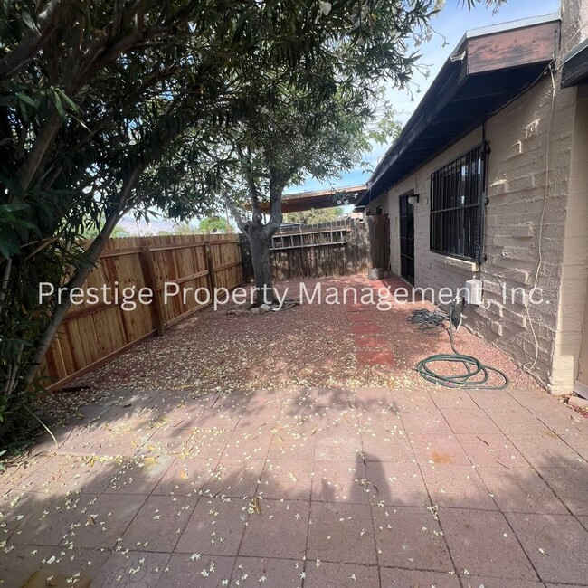 Building Photo - !!Charming Townhome With Fenced Yard!!