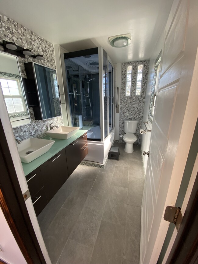 Master bathroom - 7130 Stansbury Ave