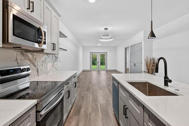 Building Photo - 2252 Fernwood St