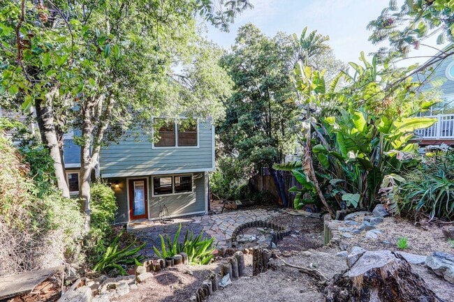 Building Photo - 2 Bed / 1 Bath townhome in sunny Potrero H...