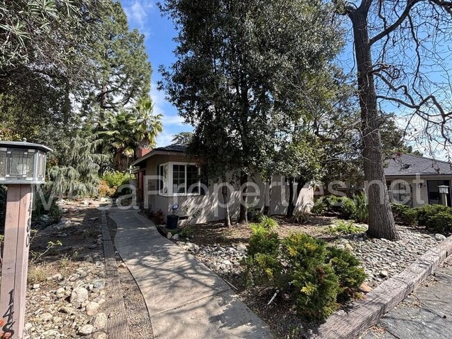 Building Photo - 1480 N Mills Ave