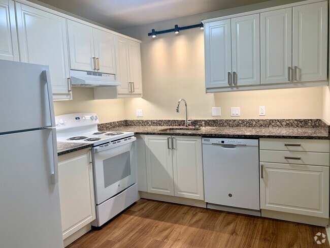 Building Photo - Camelot Apartments