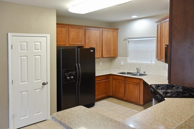 Building Photo - 16016 Summerville Lake Dr