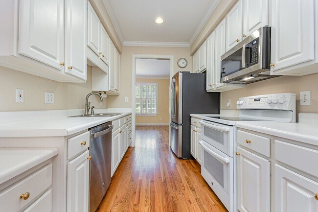 Building Photo - Spacious Townhome in the Heart of Raleigh,...