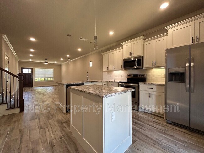 Building Photo - 3305 SW Hillstone Ave