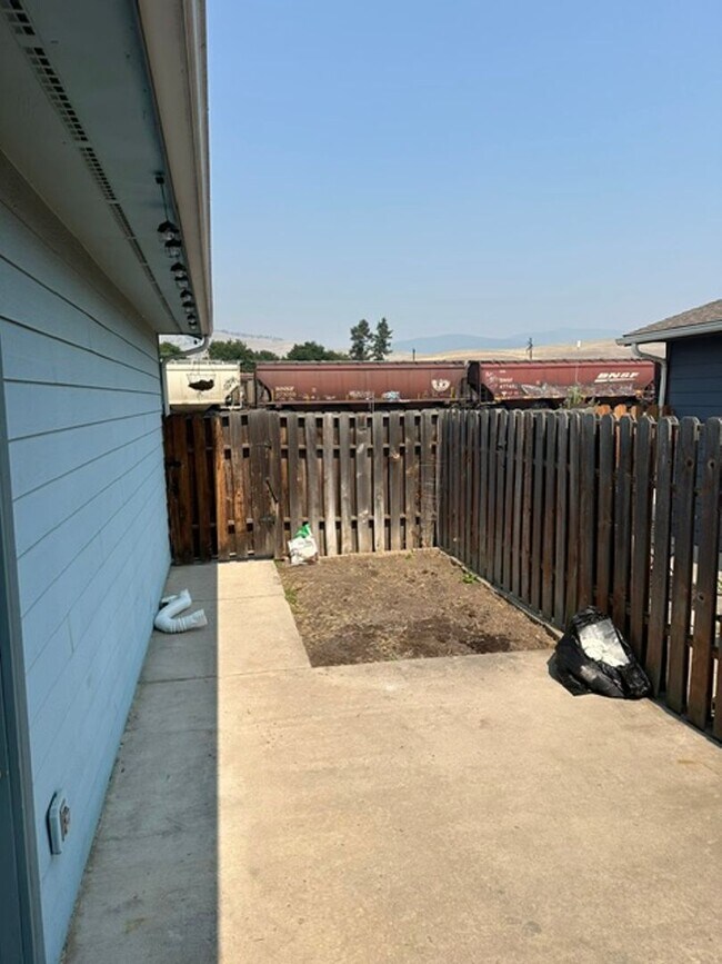 Building Photo - 2302 Leo Ave