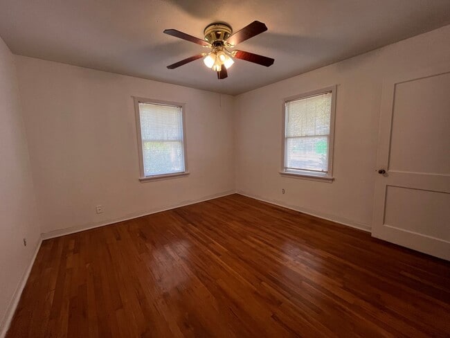 Building Photo - Charming Vintage Home on 3 City Lots near football stadium Live Oak, FL