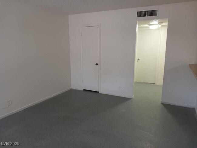 Building Photo - 1400 E Mesquite Ave