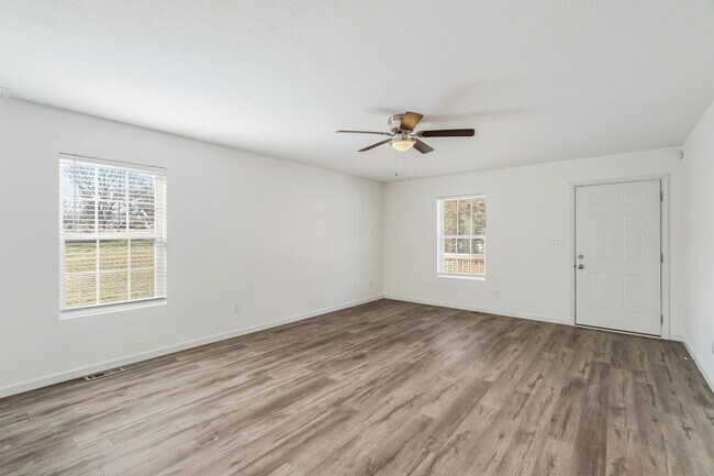 Building Photo - 2100 Paris Rd