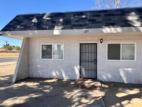 Building Photo - 205-205 Valley View Dr