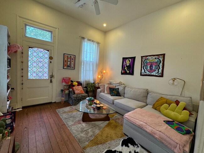 Building Photo - 2339 Chartres St