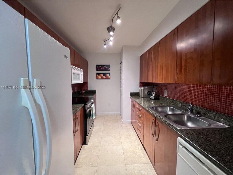 Building Photo - 1200 Brickell Bay Dr