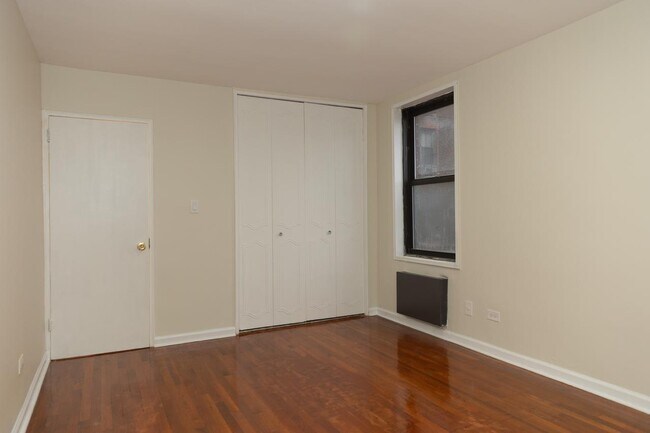 Building Photo - 1275 E 51st St