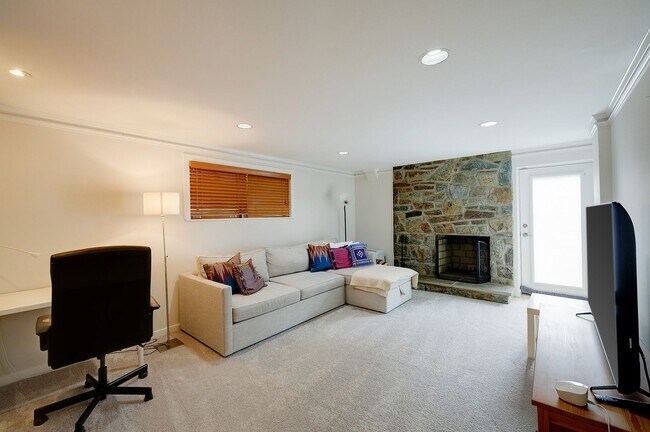 Building Photo - Furnished, Detached Home in Bethesda Alta ...