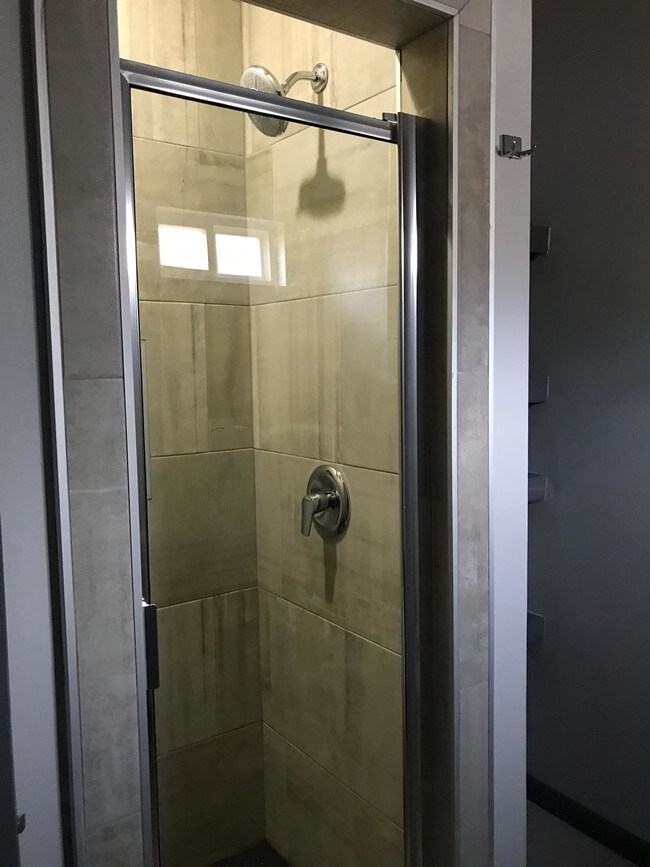 Building Photo - 904 E la Cantera Ave