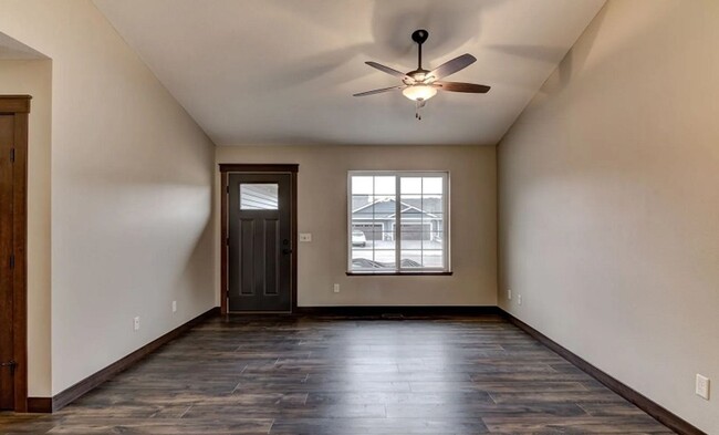 Building Photo - Beautiful Twin Home on the North Side of E...