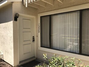 Building Photo - Bright and quiet two-story townhouse situa...