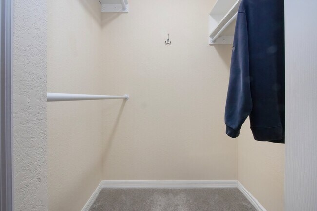 Building Photo - Like new 2BR, 2BA garage condo-Lakewood National