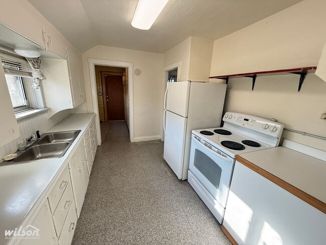 Building Photo - 2 bd / 1 ba - Fully Fenced Single Family H...
