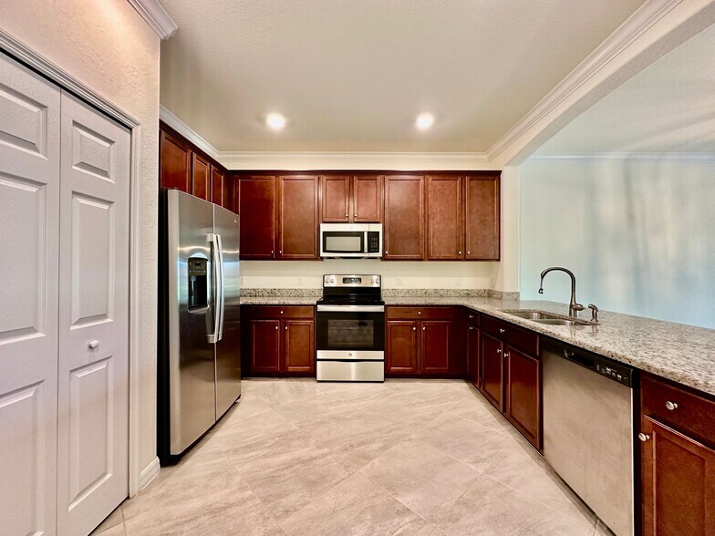 Building Photo - 1823 Alameda Dr