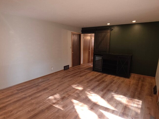 Building Photo - Mt Pleasant 4 bedroom
