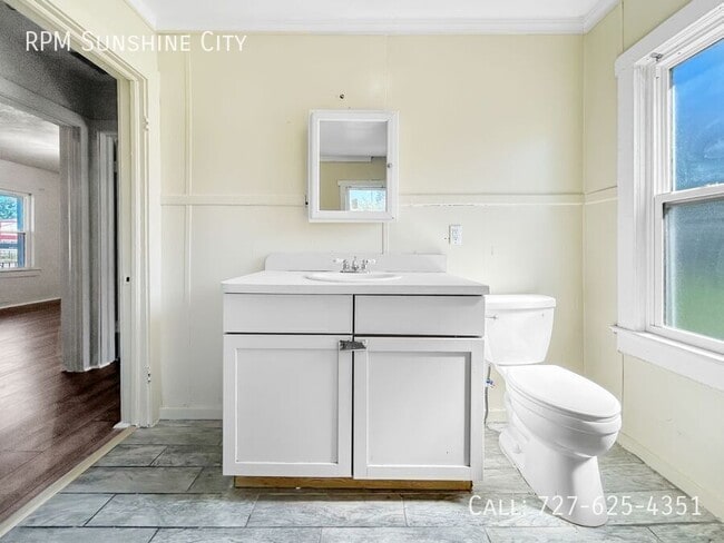 Building Photo - 710 S 50th St