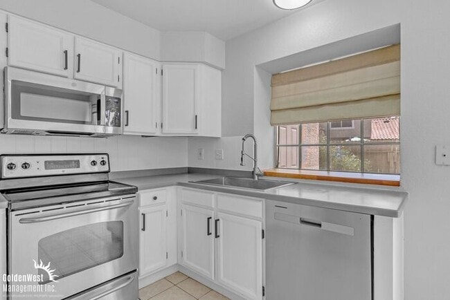 Building Photo - Bright 2Bdm 2.5Ba Townhome at Villa de Paz!